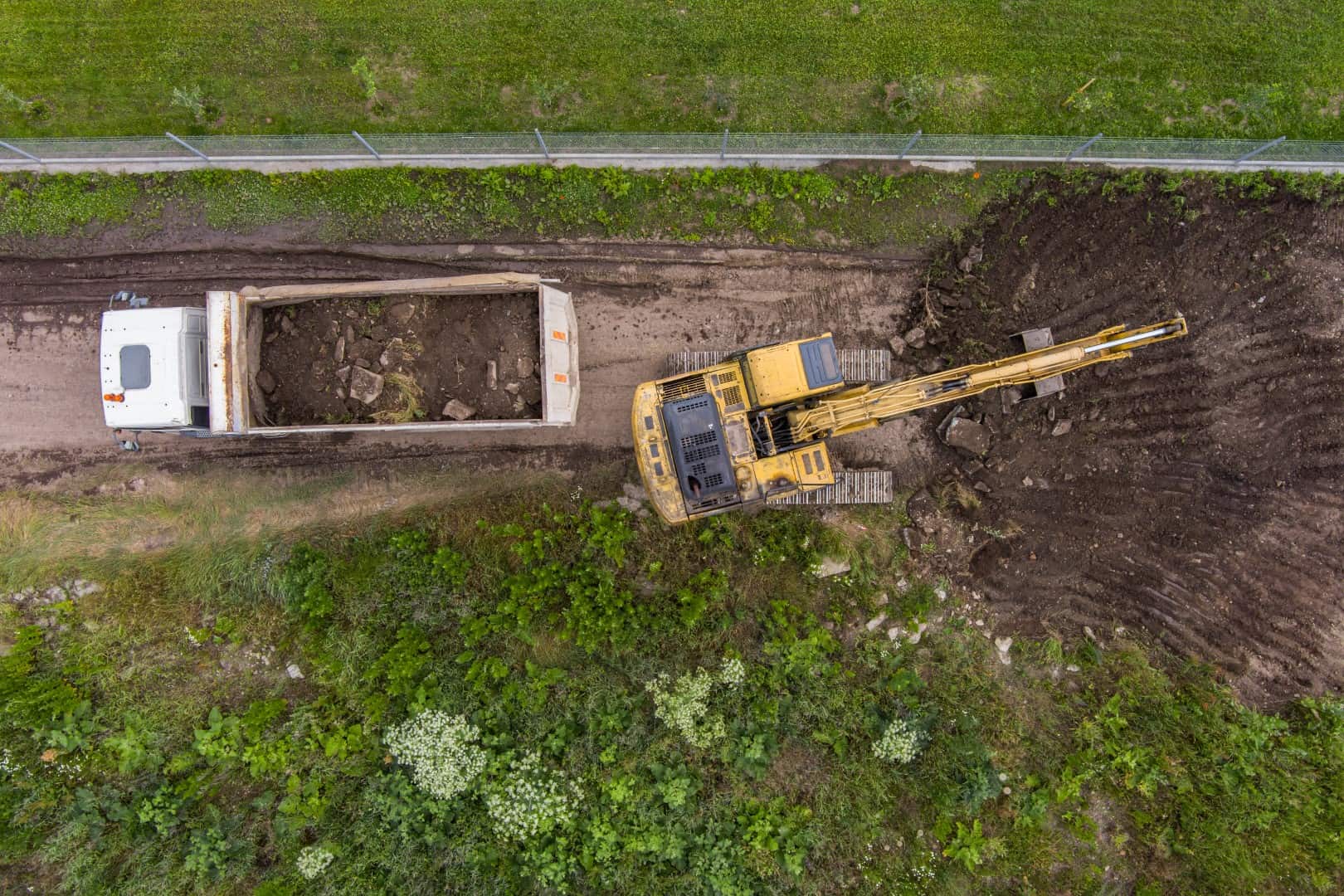 installation matelas de bois industrial excavator working on construction site