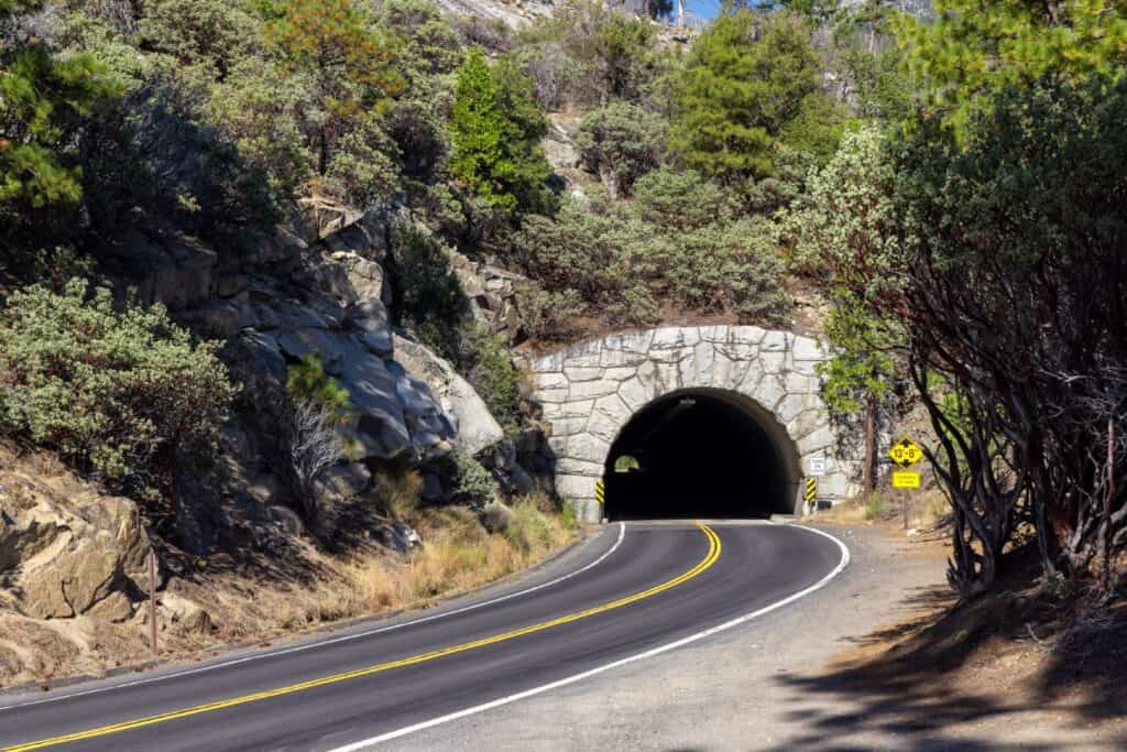 solutions pour routes d'accès temporaires asphalt road through forest